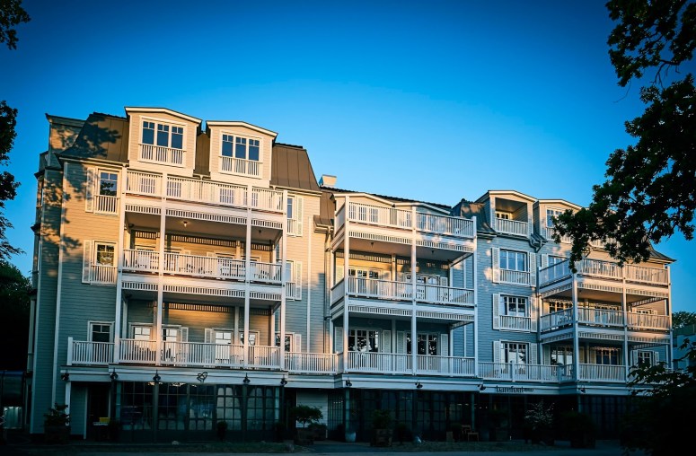 barefoot Hotel_Fassade pulverisierter Zement (Holzoptik)_©barefoot hotel_Nikolaj Georgiew