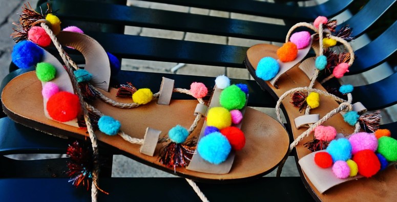 DIY Pom Pom Shoes for the summer&nbsp;!